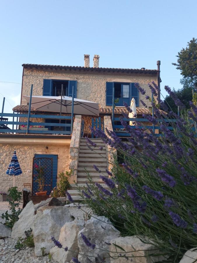 La Casa Dalle Finestre Blu Abbateggio 外观 照片